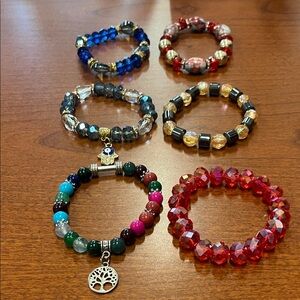 Assorted 6 stretch bracelets
Medium sized
